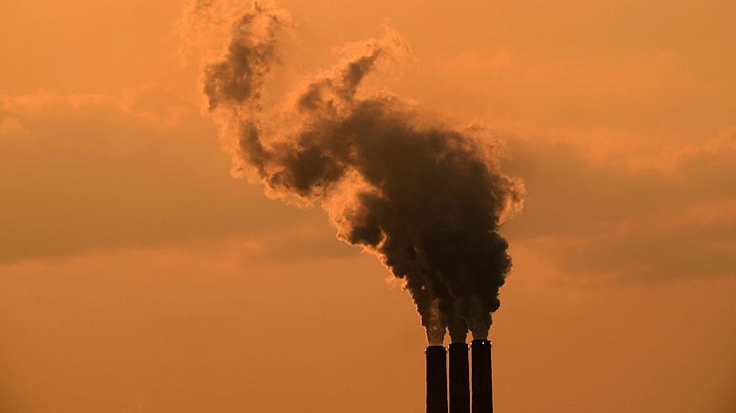 Les cheminées de la centrale électrique au charbon Jeffrey Energy Center se découpent sur le ciel au coucher du soleil le 12 septembre 2020, près d'Emmet, Kansas.