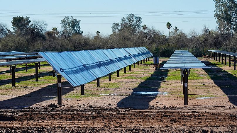 Des rangées de panneaux solaires sont installées dans l'installation de stockage d'énergie par batterie lithium-ion Eleven Mile Solar Center d'Orsted, le 29 février 2024, à Coolidge, en Arizona.