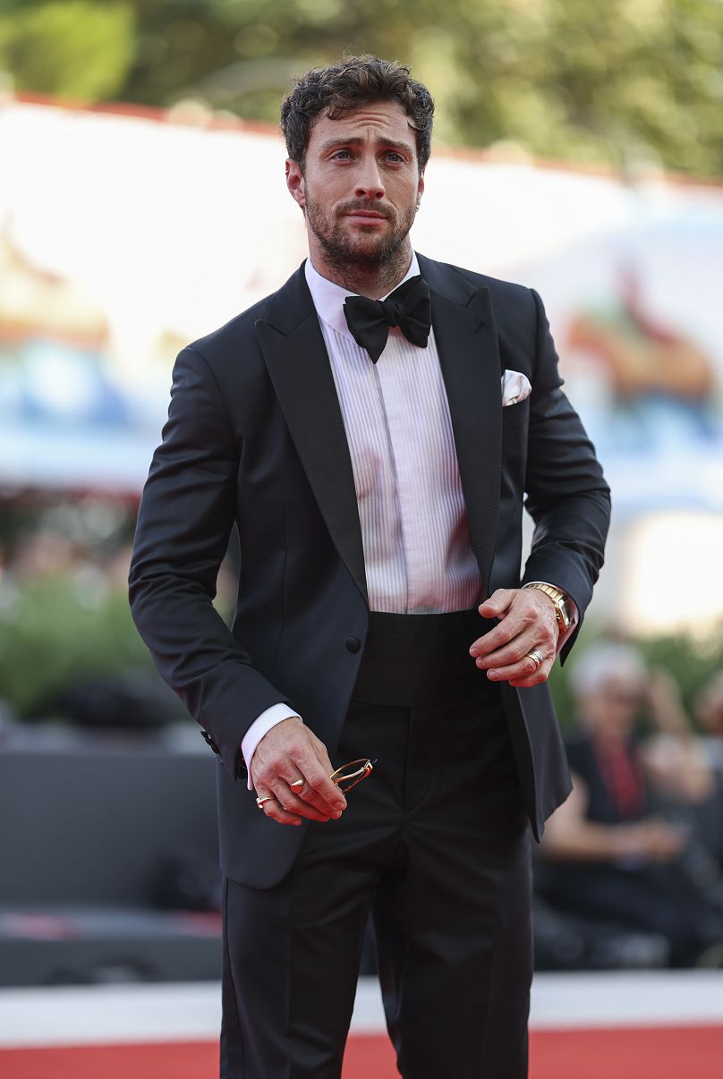 Aaron Taylor-Johnson pose pour les photographes à son arrivée à la première du film « Battleground » 