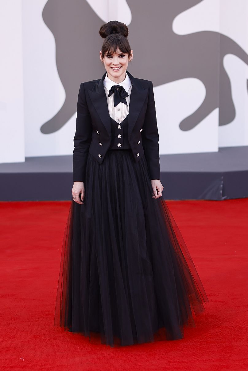 Winona Ryder pose pour les photographes à son arrivée à la première du film « Beetlejuice Beetlejuice »