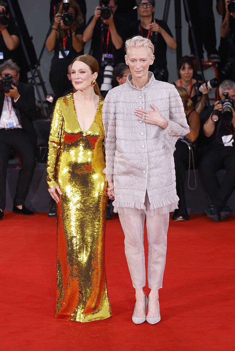 Julianne Moore, à gauche, et Tilda Swinton posent pour les photographes à leur arrivée à la première du film « The Room Next Door » au Festival du film de Venise 