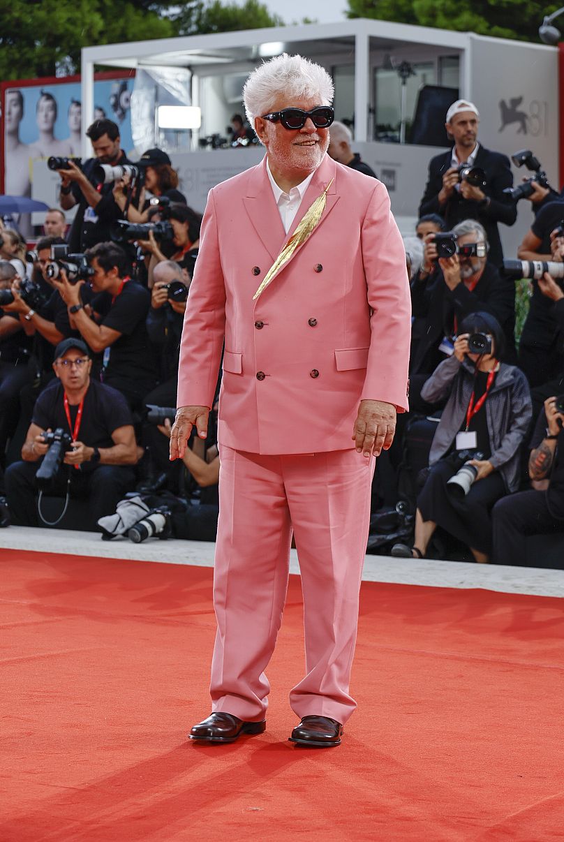 Le réalisateur Pedro Almodovar pose pour les photographes à son arrivée à la première du film « The Room Next Door »