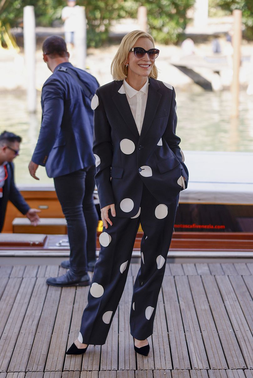 Cate Blanchett pose pour les photographes à son arrivée à la conférence de presse de la série télévisée « Disclaimer » lors de la 81e édition du Festival du Film de Venise 