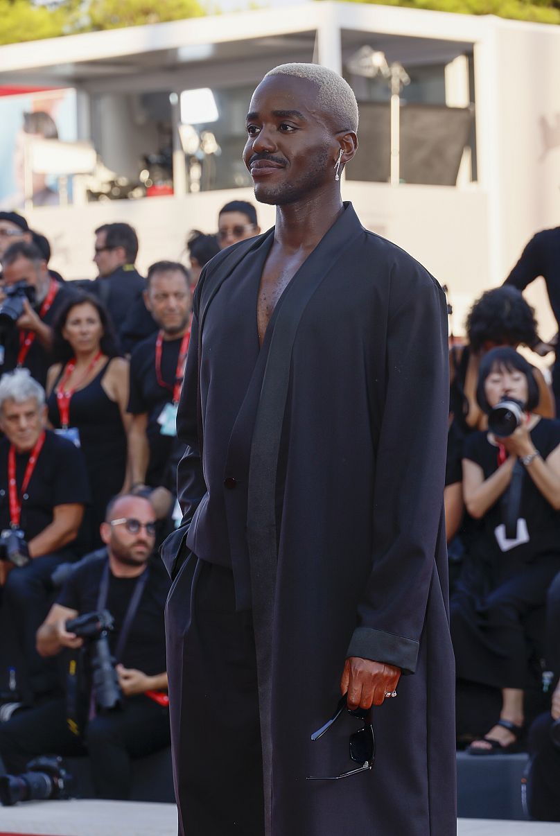 Ncuti Gatwa pose pour les photographes à son arrivée à la première du film « Babygirl »