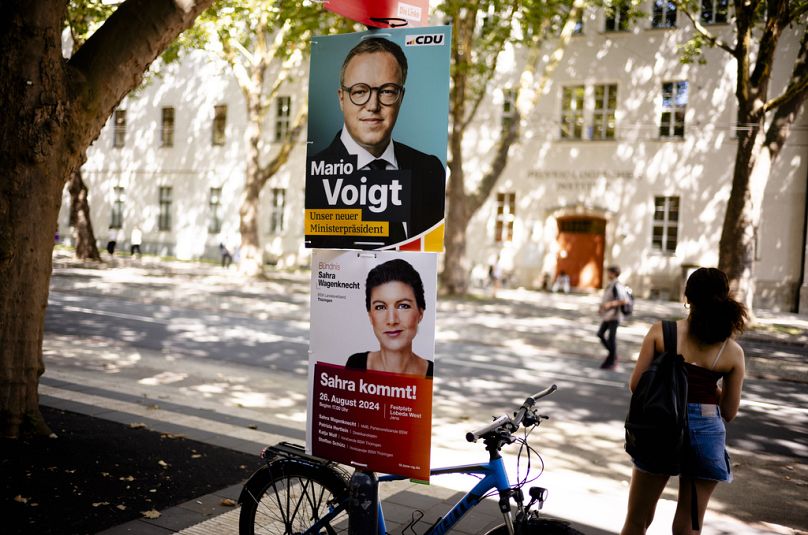 Des affiches de campagne électorale du parti de l'Union chrétienne-démocrate (CDU), avec pour tête de liste Mario Voigt, et de l'Alliance Sahra Wagenknecht sont affichées sur un lampadaire à Je