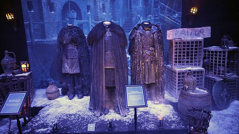 Costumes des personnages Alliser Thorne et Jon Snow exposés lors du lancement de l'exposition itinérante Game of Thrones au centre d'exposition Titanic à Belfast.