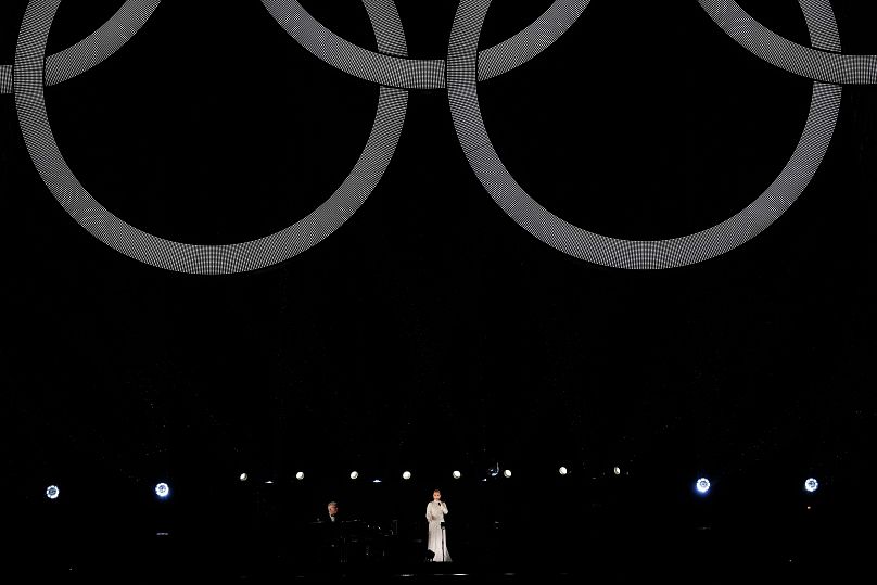 Céline Dion se produit à Paris, en France, lors de la cérémonie d'ouverture