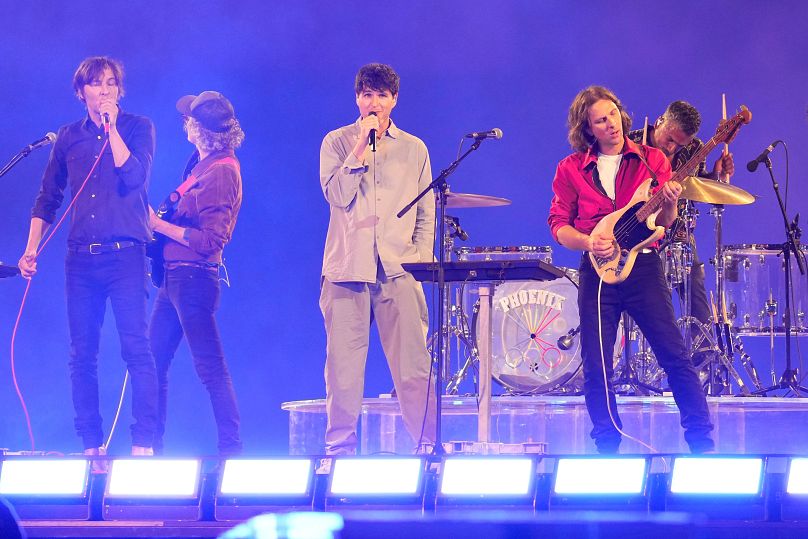 Ezra Koenig et Phoenix se produisent lors de la cérémonie de clôture des Jeux olympiques d'été de 2024