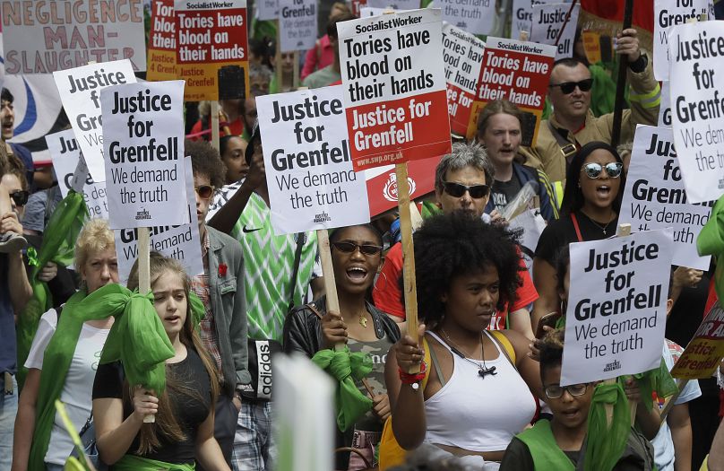 Des manifestants défilent lors de la marche de solidarité pour le premier anniversaire de l'incendie de Grenfell, organisée par Justice4Grenfell et le syndicat des pompiers, à Londres, le 16 juin 2018.