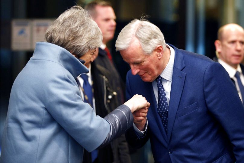 La Première ministre britannique Theresa May, à gauche, est accueillie par le négociateur en chef de l'Union européenne pour le Brexit, Michel Barnier, à Strasbourg, en France, le 11 mars 2019