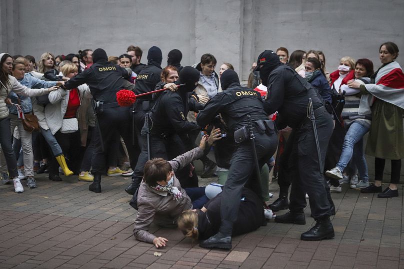 DOSSIER - Des policiers arrêtent des manifestants lors d'un rassemblement en soutien à l'opposante biélorusse détenue Maria Kalesnikava à Minsk, en Biélorussie, le mardi 8 septembre 2020. 