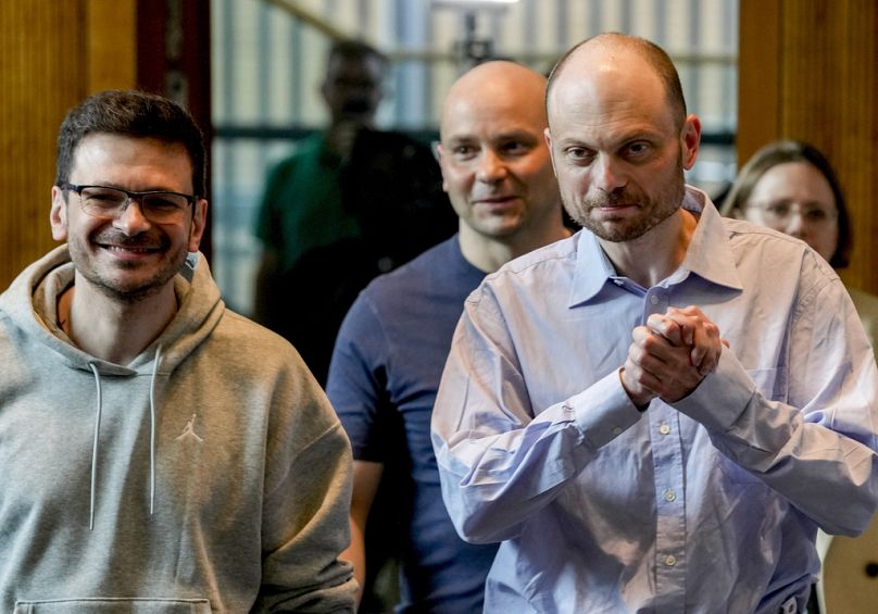 Les prisonniers russes libérés Ilya Yashin, Andrei Pivovarov et Vladimir Kara-Murza lors d'une conférence de presse à Bonn, en Allemagne.