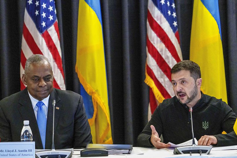 Volodymyr Zelenskyy avec le secrétaire américain à la Défense Lloyd Austin lors du sommet du Groupe de contact pour la défense de l'Ukraine sur la base aérienne allemande de Rammstein, le 6 septembre 2024