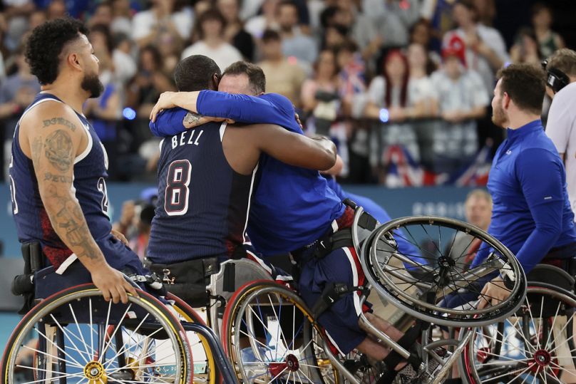 L'Américain Steve Serio, à droite, serre dans ses bras son coéquipier Brian Bell alors qu'ils célèbrent leur victoire dans le match pour la médaille d'or de basket-ball en fauteuil roulant masculin aux Jeux paralympiques de 2024