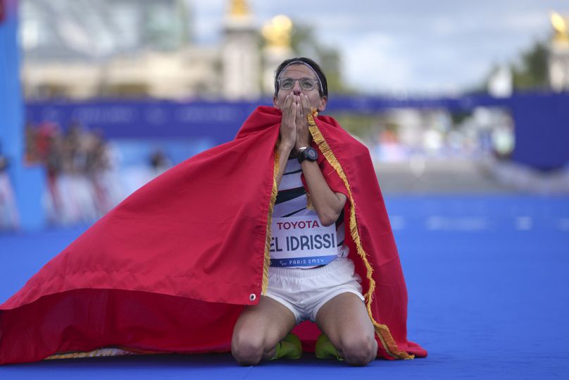 La Marocaine Fatima Ezzahra El Idrissi célèbre après avoir remporté le marathon féminin T12 aux Jeux paralympiques de 2024, dimanche 8 septembre 2024, à Paris, en France.