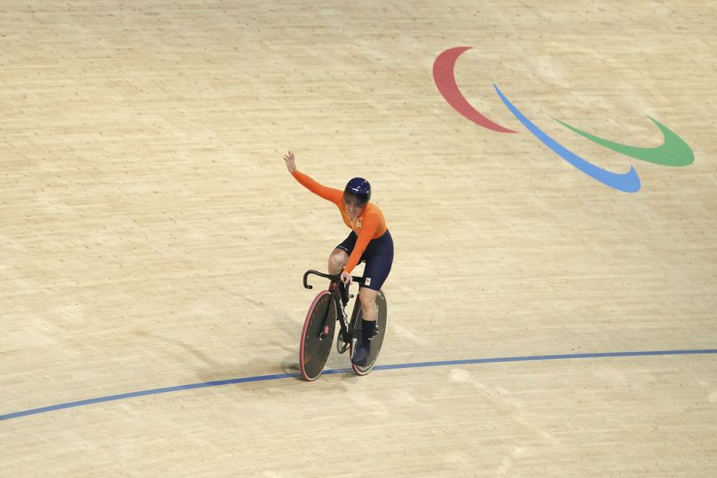 La Néerlandaise Caroline Groot réagit après avoir remporté la médaille d'or lors de la finale du contre-la-montre féminin C4-5 500 m, le jeudi 29 août 2024 à Saint-Quentin-en-Yvelines, près de Paris