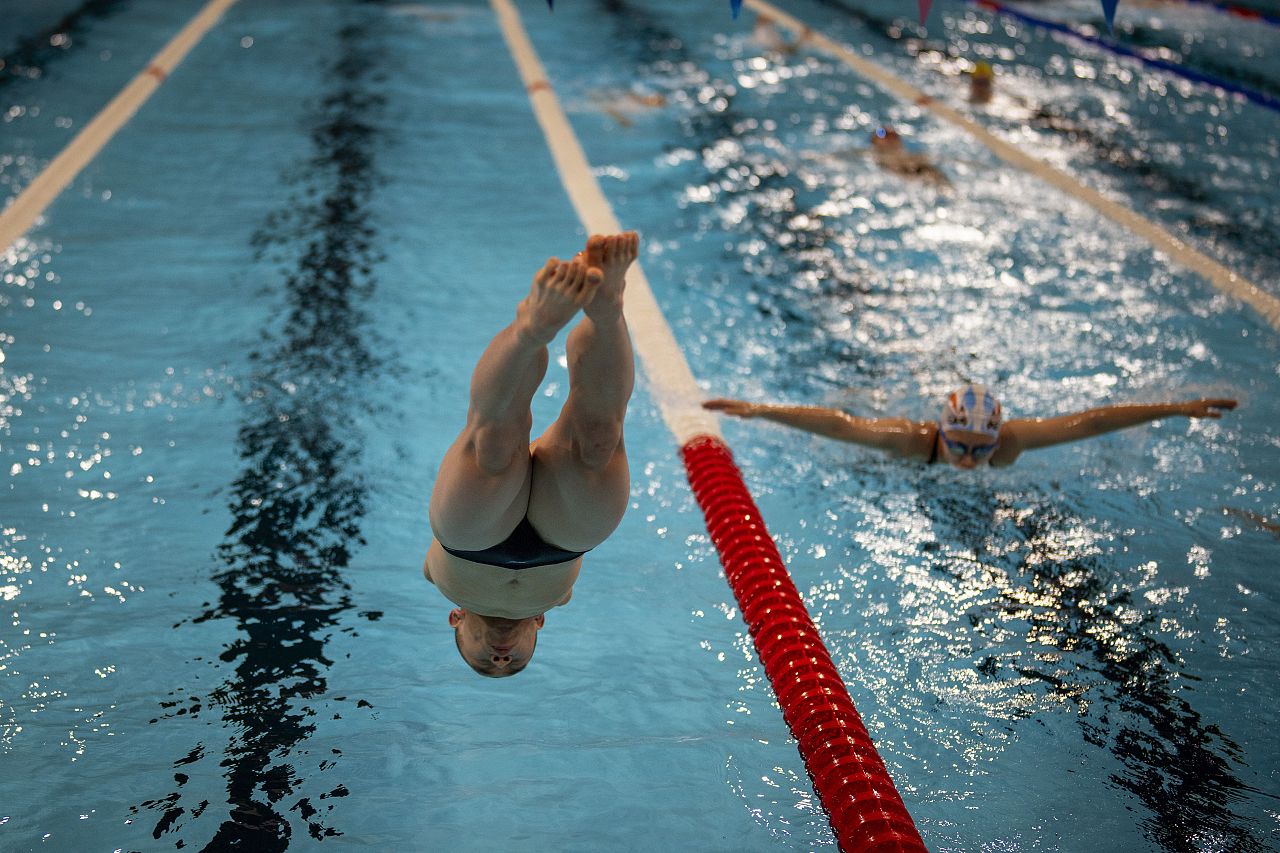 Gus Jinchena, de Chine, saute dans la piscine, lors d'une séance d'échauffement avant une compétition, lors des Jeux paralympiques de 2024, mardi 3 septembre 2024, à Paris, France.