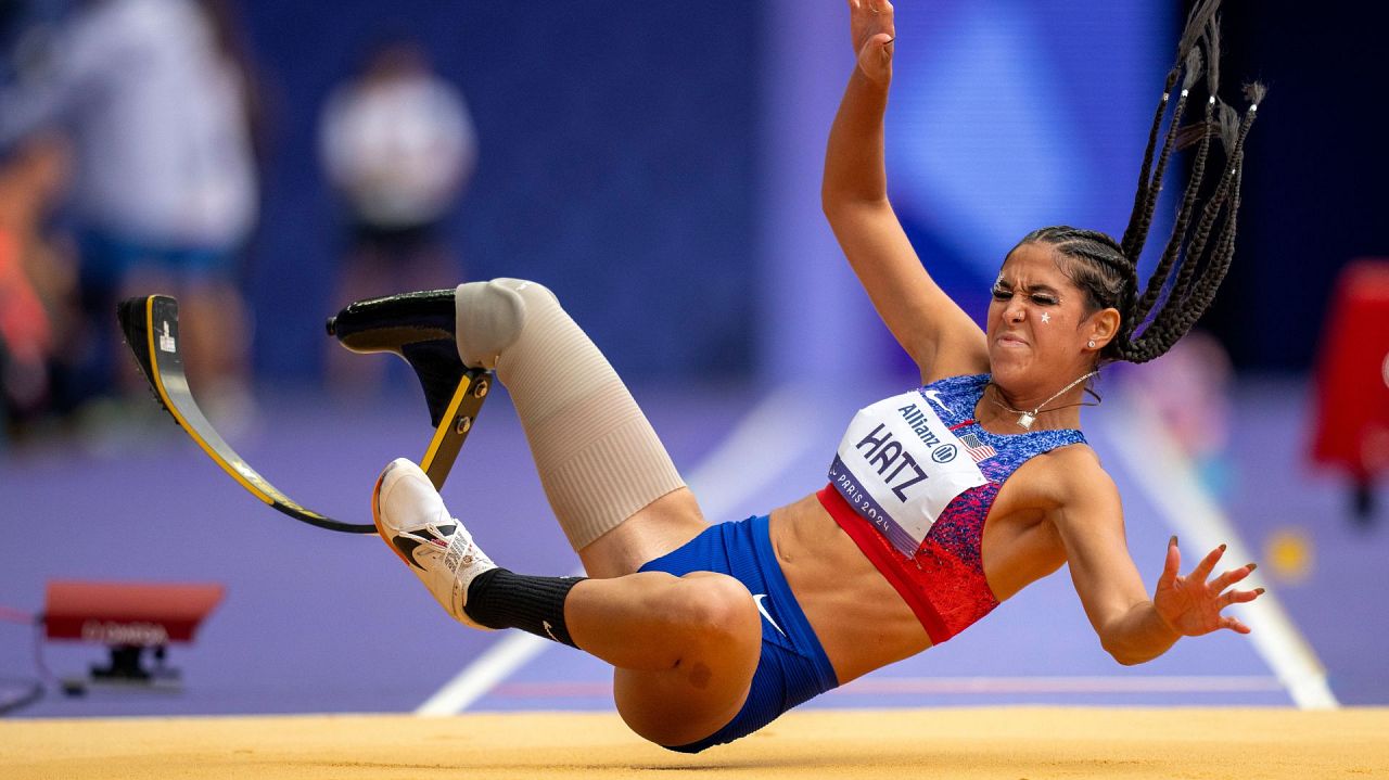 L'Américaine B Hatz participe à la finale du saut en longueur féminin T64 au Stade de France, lors des Jeux paralympiques de 2024, le samedi 31 août 2024