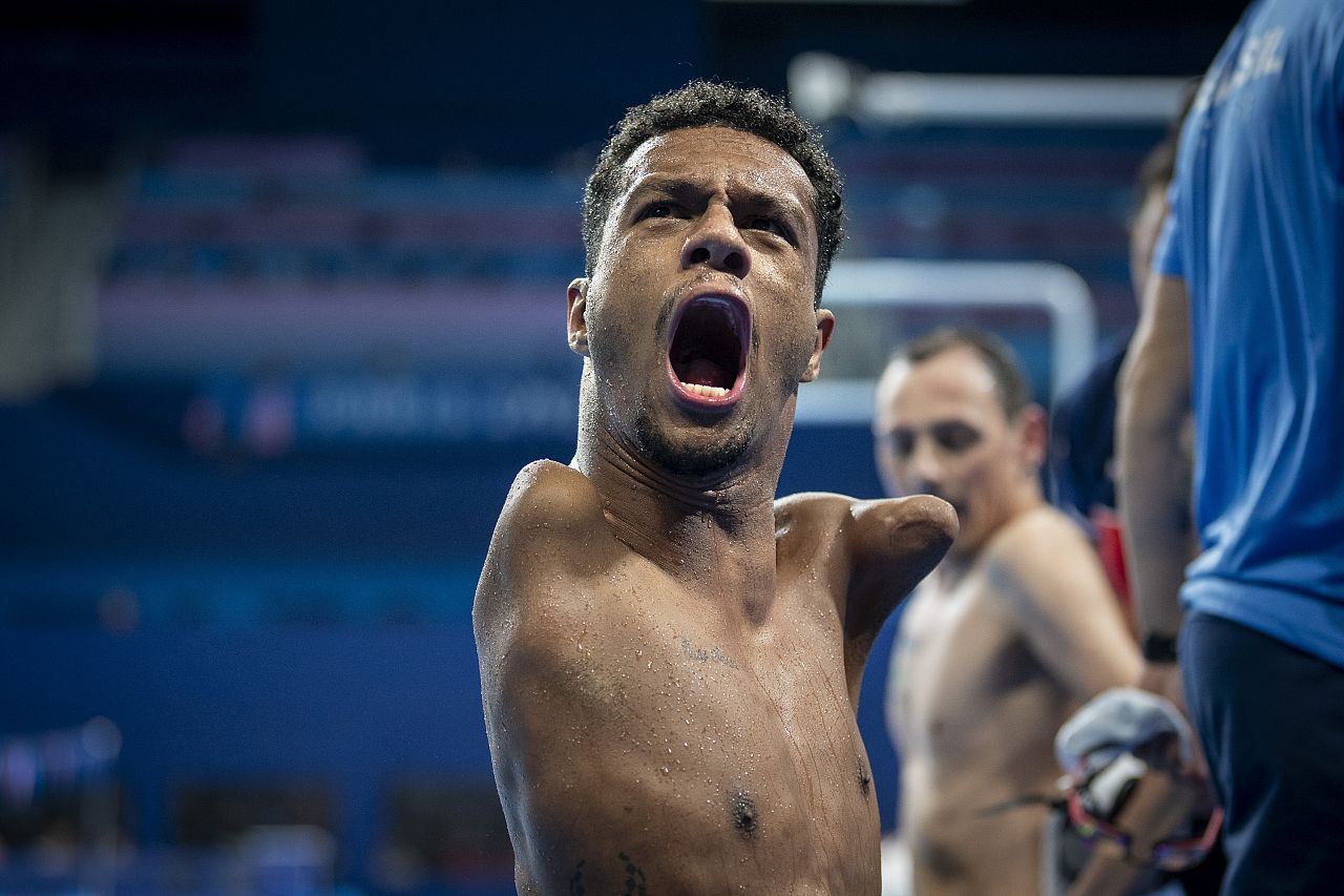 L'athlète paralympique brésilien Gabriel Araujo célèbre sa victoire lors de la finale du 200 m nage libre masculin -S2, lors des Jeux paralympiques de 2024, le lundi 2 septembre 2024