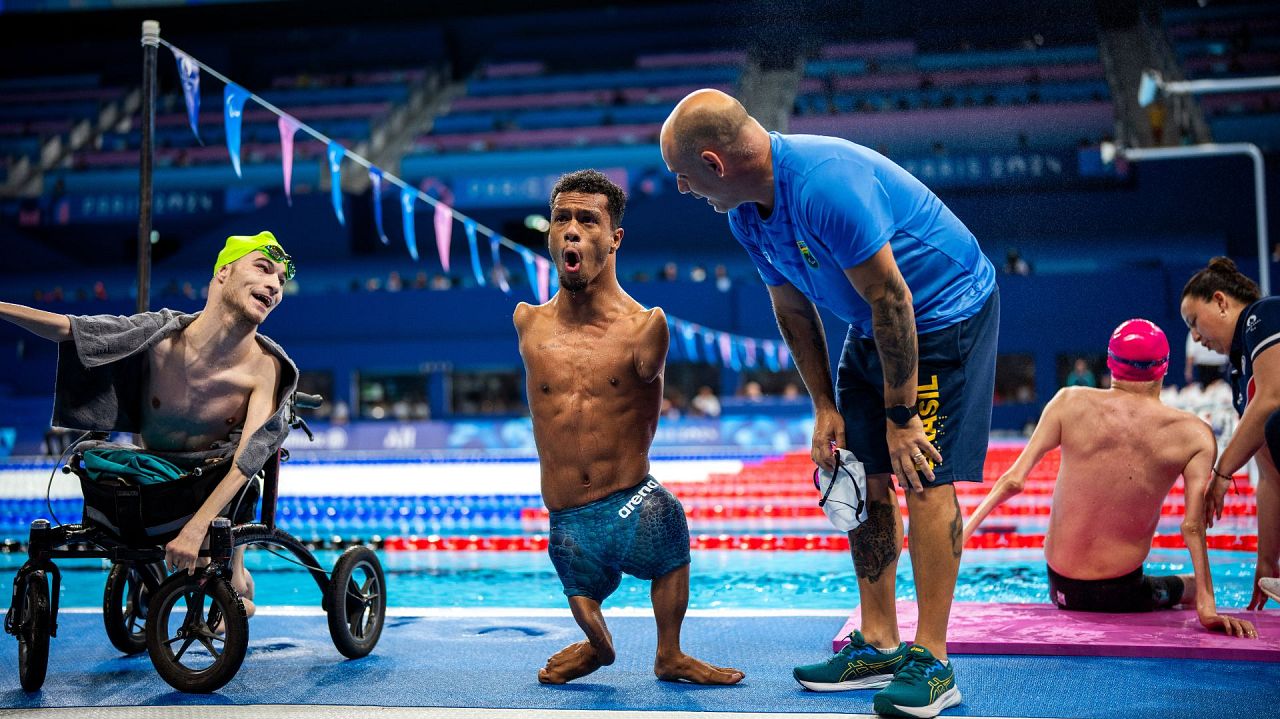 L'athlète paralympique brésilien Gabriel Araujo célèbre sa victoire lors de la finale du 200 m nage libre masculin -S2, lors des Jeux paralympiques de 2024, le lundi 2 septembre 2024