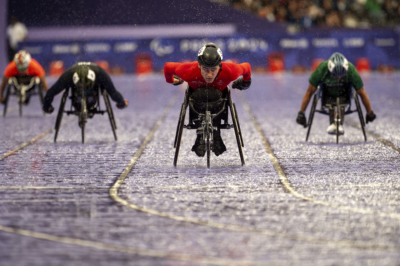 L'athlète paralympique suisse Fabian Blum participe au 400 m masculin - T52, tour 1, au Stade de France, lors des Jeux paralympiques de 2024, le vendredi 30 août 2024