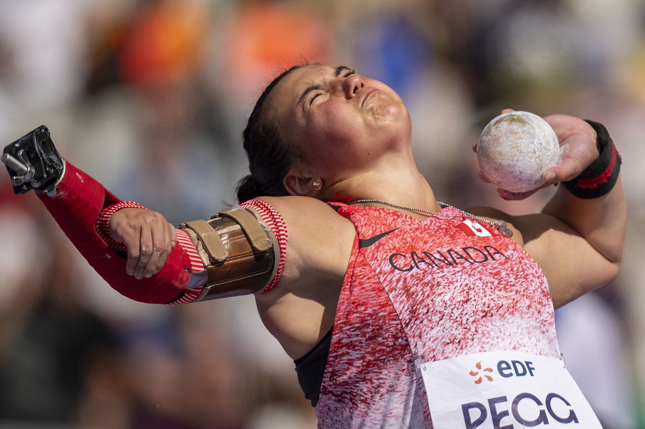 Katie Pegg, du Canada, participe à la finale du lancer du poids féminin -46, au Stade de France, lors des Jeux paralympiques de 2024, mercredi 4 septembre à Paris, France.