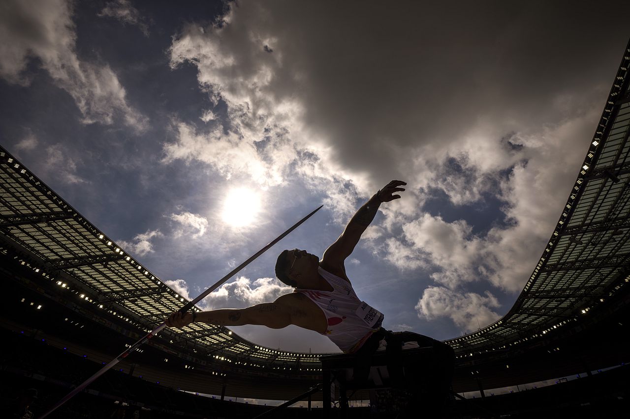 Le Colombien Medina Meneses participe à la finale du lancer du javelot F34 masculin au Stade de France, lors des Jeux paralympiques de 2024, le mercredi 4 septembre 2024