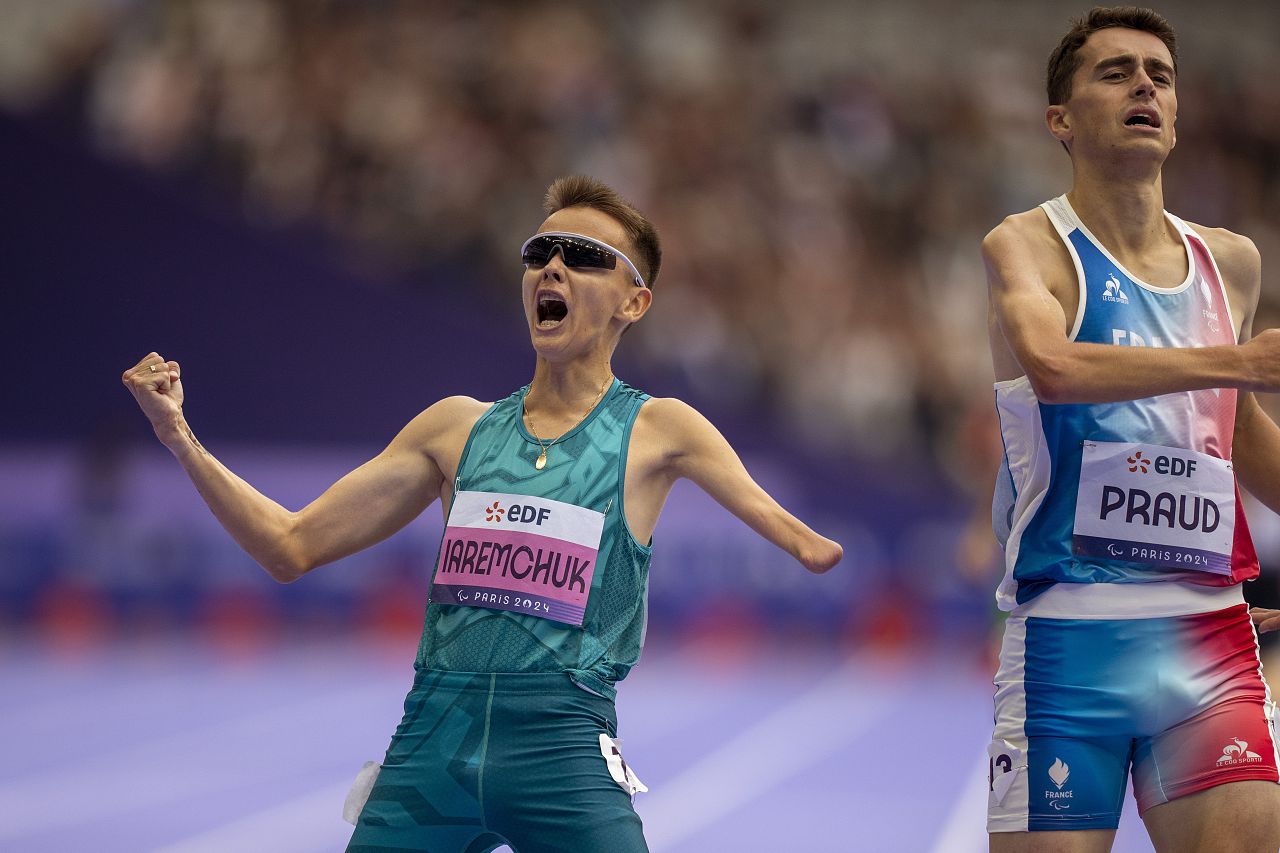 Aleksandr Iaremchuk, de NPA, célèbre après avoir remporté la finale du 1500 m hommes - T46 au Stade de France, lors des Jeux paralympiques de 2024, le samedi 31 août 2024