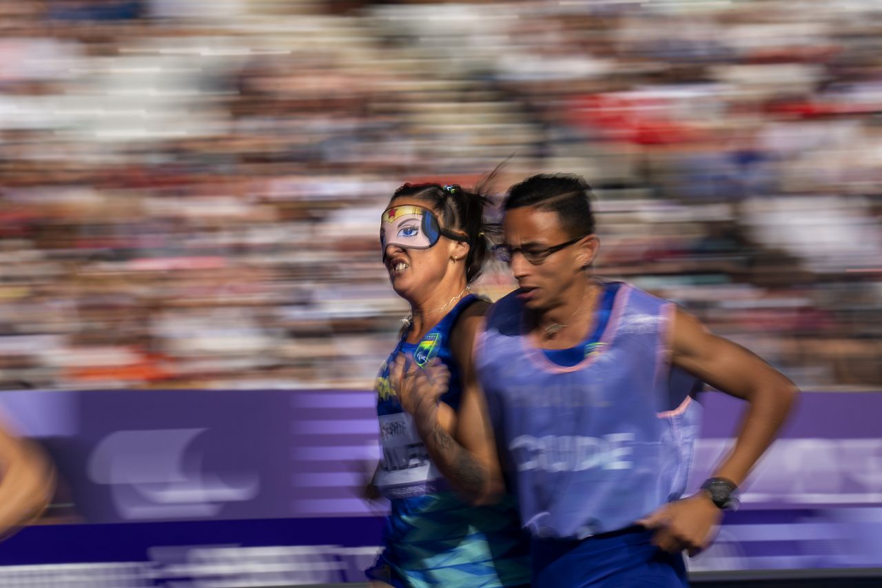 Camila Muller, du Brésil, participe au 1500 -T11 féminin au Stade de France, lors des Jeux paralympiques de 2024, dimanche 1er septembre 2024, à Paris, France. 