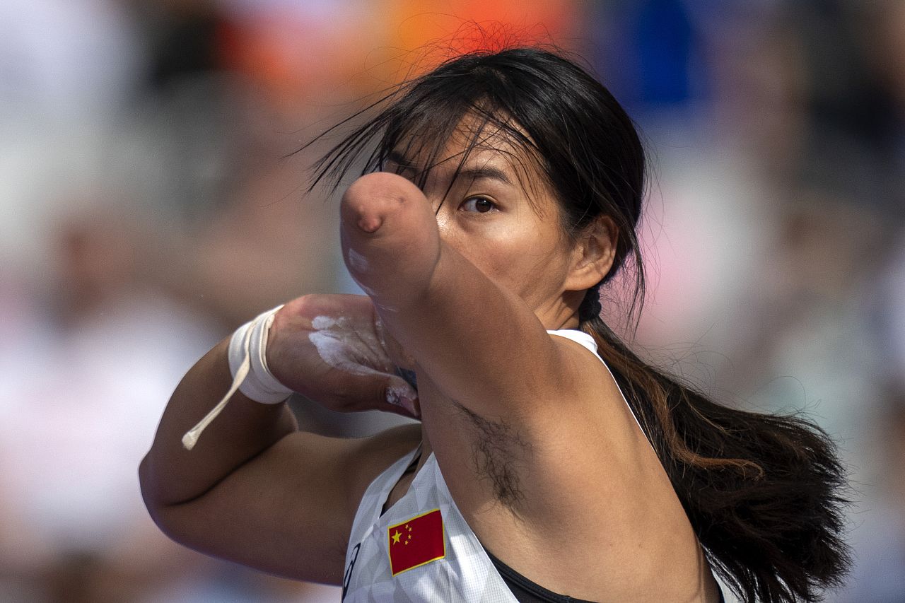 Jiamin Zhang, de Chine, participe à la finale du lancer du poids féminin -46, au stade de France, lors des Jeux paralympiques de 2024, le mercredi 4 septembre 2024