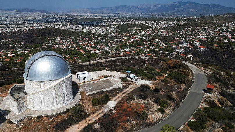 La zone autour de l'Observatoire national sur la montagne Penteli, qui avait été brûlée lors d'un incendie de forêt à la mi-août, est visible dans le nord d'Athènes, le 22 août 2024.