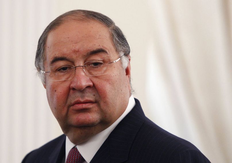 Sur cette photo d'archive du jeudi 12 septembre 2013, l'homme d'affaires russe d'origine ouzbèke Alisher Usmanov assiste à une réunion du président russe Vladimir Poutine.