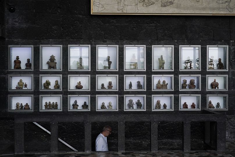 Des céramiques préhispaniques sont exposées dans des niches vitrées au musée Anahuacalli de Mexico.