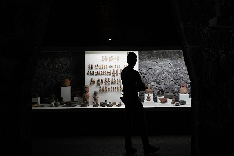 Un visiteur regarde des céramiques préhispaniques exposées au musée Anahuacalli à Mexico.