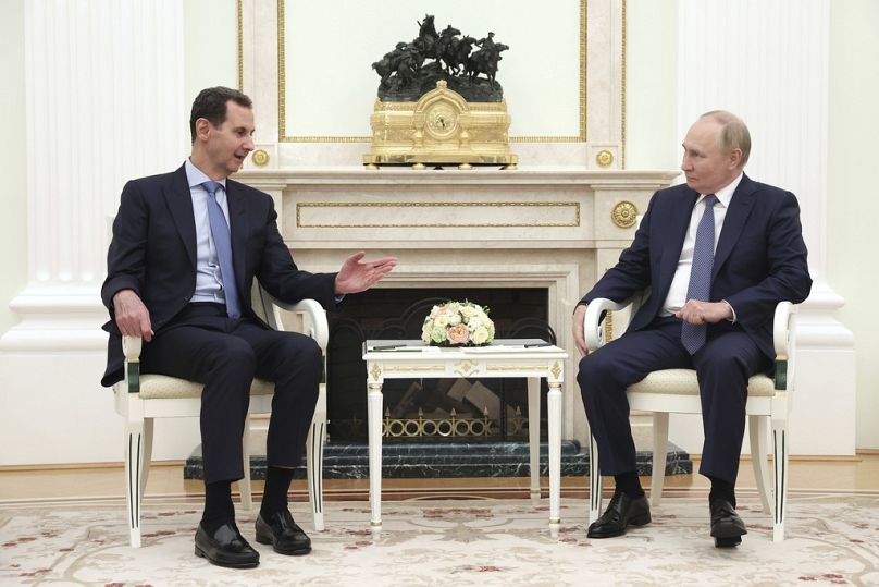 Le président syrien Bachar al-Assad s'entretient avec le président russe Vladimir Poutine lors de leur rencontre à Moscou, en juillet 2024