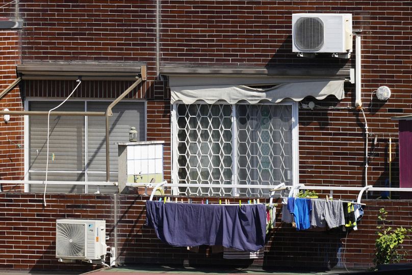 Des unités extérieures de climatisation sont visibles sur la façade d'un bâtiment à Rome.