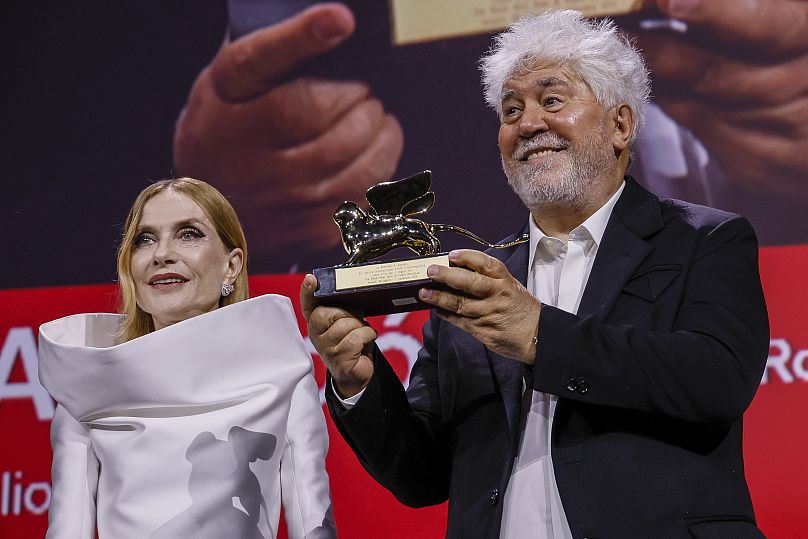 Pedro Almodovar, à droite, lauréat du Lion d'or pour « The Room Next Door », aux côtés de la présidente du jury Isabelle Huppert