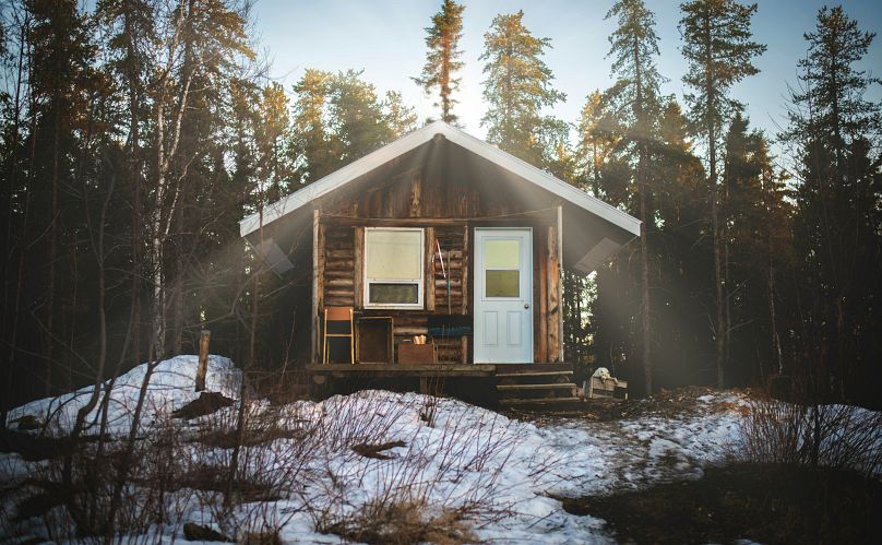 Inspiré des cabanes forestières de Suède et de Norvège, chaque bâtiment est entouré d'arbres offrant une intimité pendant que vous êtes dans le sauna ou le bain à remous extérieur. 