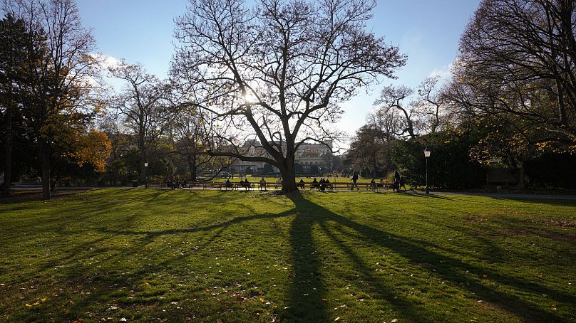 Les gens profitent d'un après-midi ensoleillé dans le jardin Stadtpark, à Vienne.