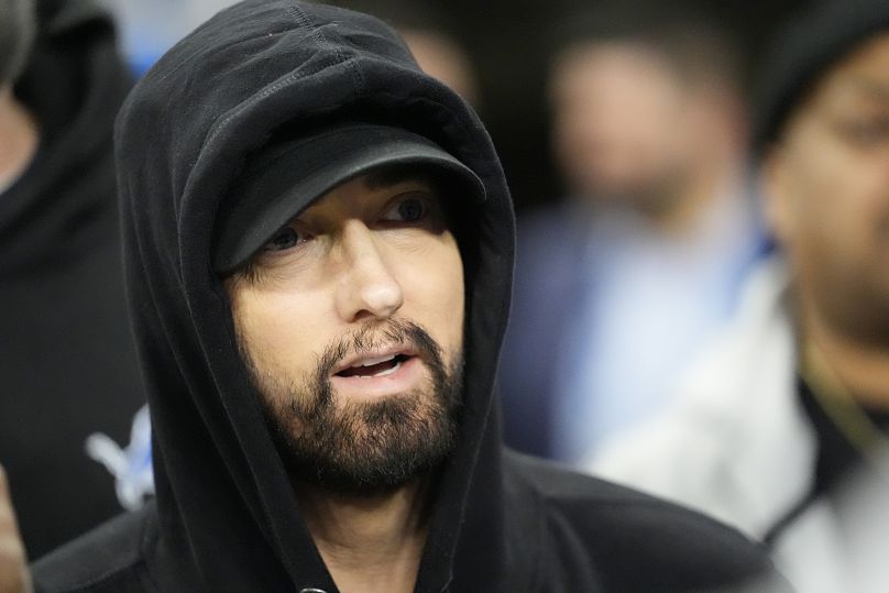 Eminem est vu avant le match des éliminatoires de la NFL, le 14 janvier 2024, à Détroit. 