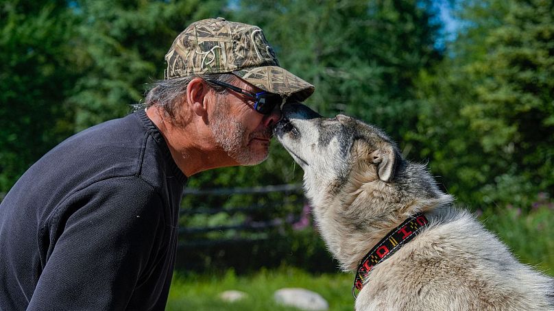 Dave Daley, membre de la nation métisse, salue l'un de ses chiens, le 8 août 2024, à son domicile de Churchill, au Manitoba. 