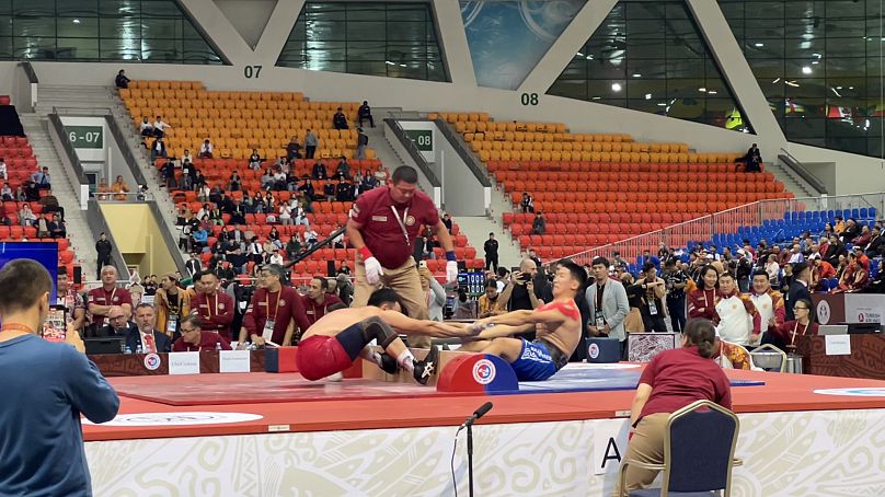 Le but du mas wrestling est d'arracher le bâton des mains de l'adversaire ou de le faire glisser sur le plateau dans votre moitié de terrain.