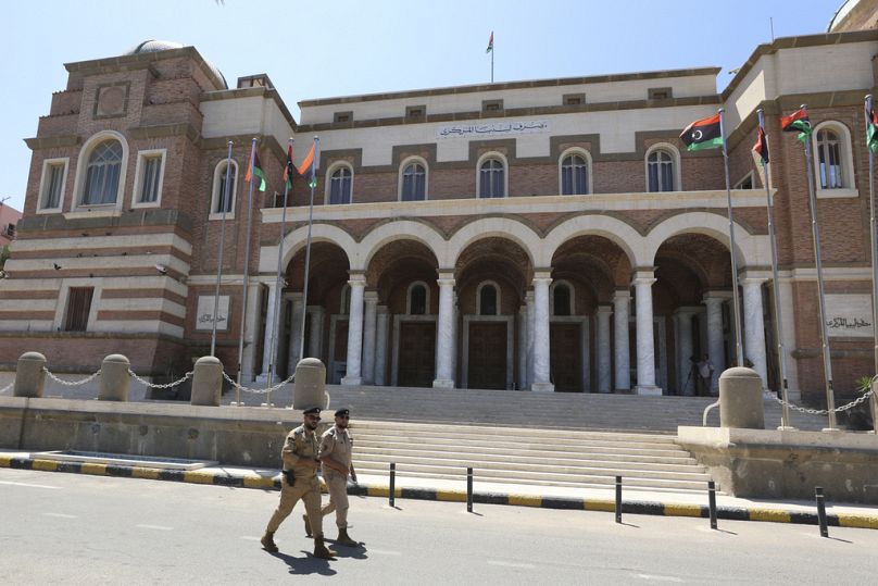 Des soldats libyens gardent le siège de la Banque centrale à Tripoli, en août 2024