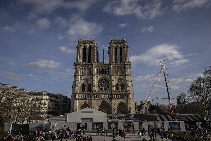 Des échafaudages sont en cours de démontage autour de la flèche de la cathédrale Notre-Dame de Paris, montrant le coq et la croix, à Paris, en France, le samedi 17 février 2024