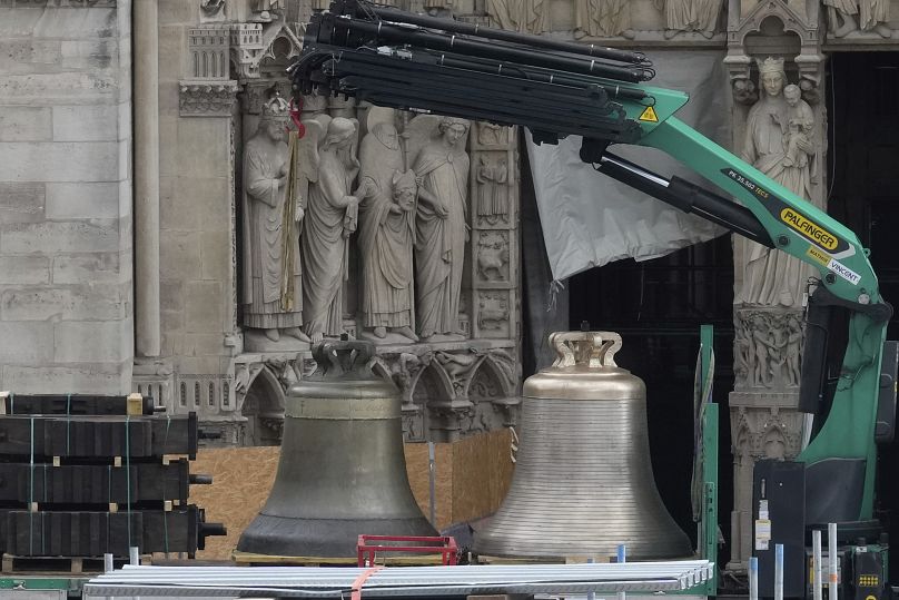 Un camion transportant des cloches est garé devant la cathédrale Notre-Dame de Paris, à Paris, le jeudi 12 septembre 204. 