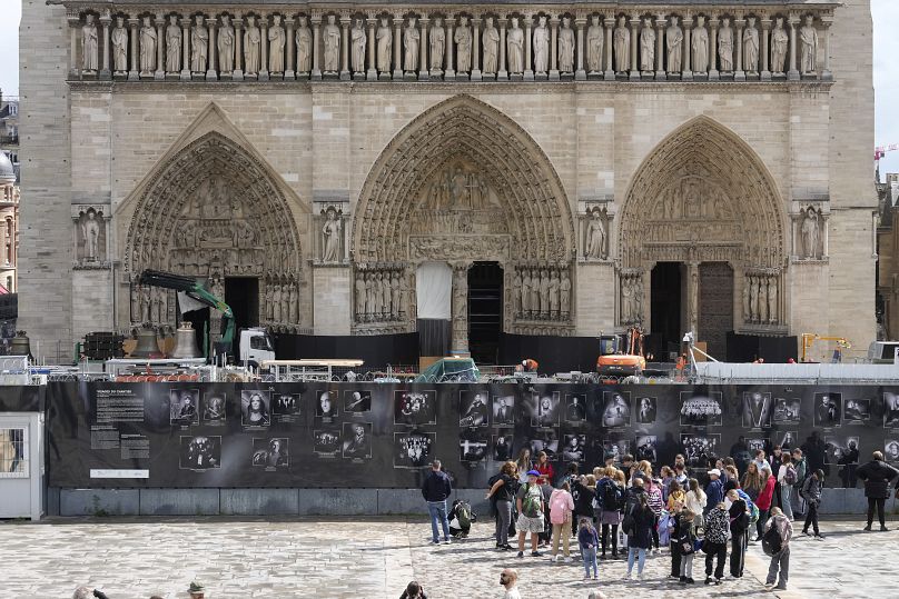 Un camion transportant des cloches est garé devant la cathédrale Notre-Dame de Paris, à Paris, le jeudi 12 septembre 2024