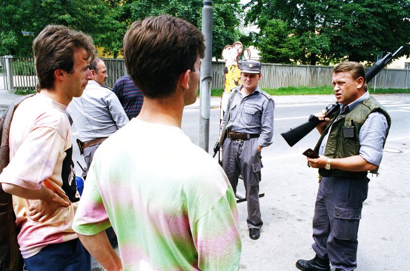 Deux jeunes hommes dans la ville de Slovenska Bistrica, Slovénie, le 9 juillet 1991