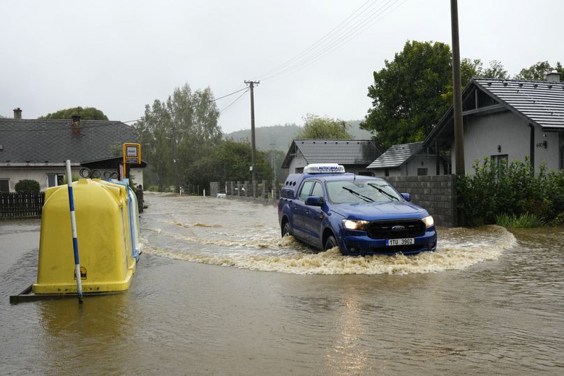 Une voiture traverse une rue inondée à Brantice, à quelques kilomètres de Krnov, en République tchèque, le samedi 14 septembre 2024.