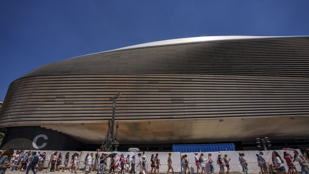 Fans queue for Taylor Swift