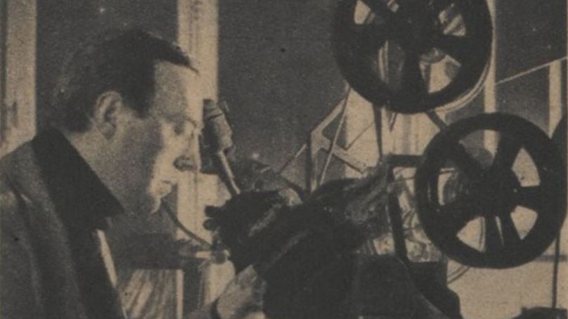 Paul Grimault au travail avec une Moviola - 1945